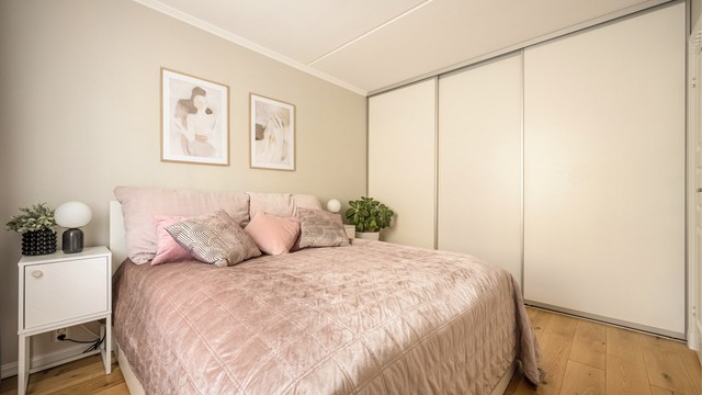 Romslig skyvedørsgarderobe sørger for rikelig med oppbevaringsplass.