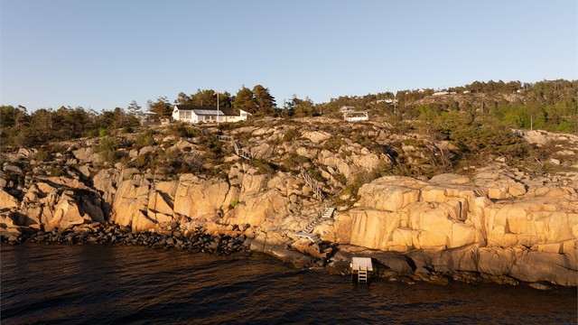 Trapper det meste av strekningen mellom hytta og den vestre bryggen gir enkel adkomst for besøkende som ankommer båtveien.