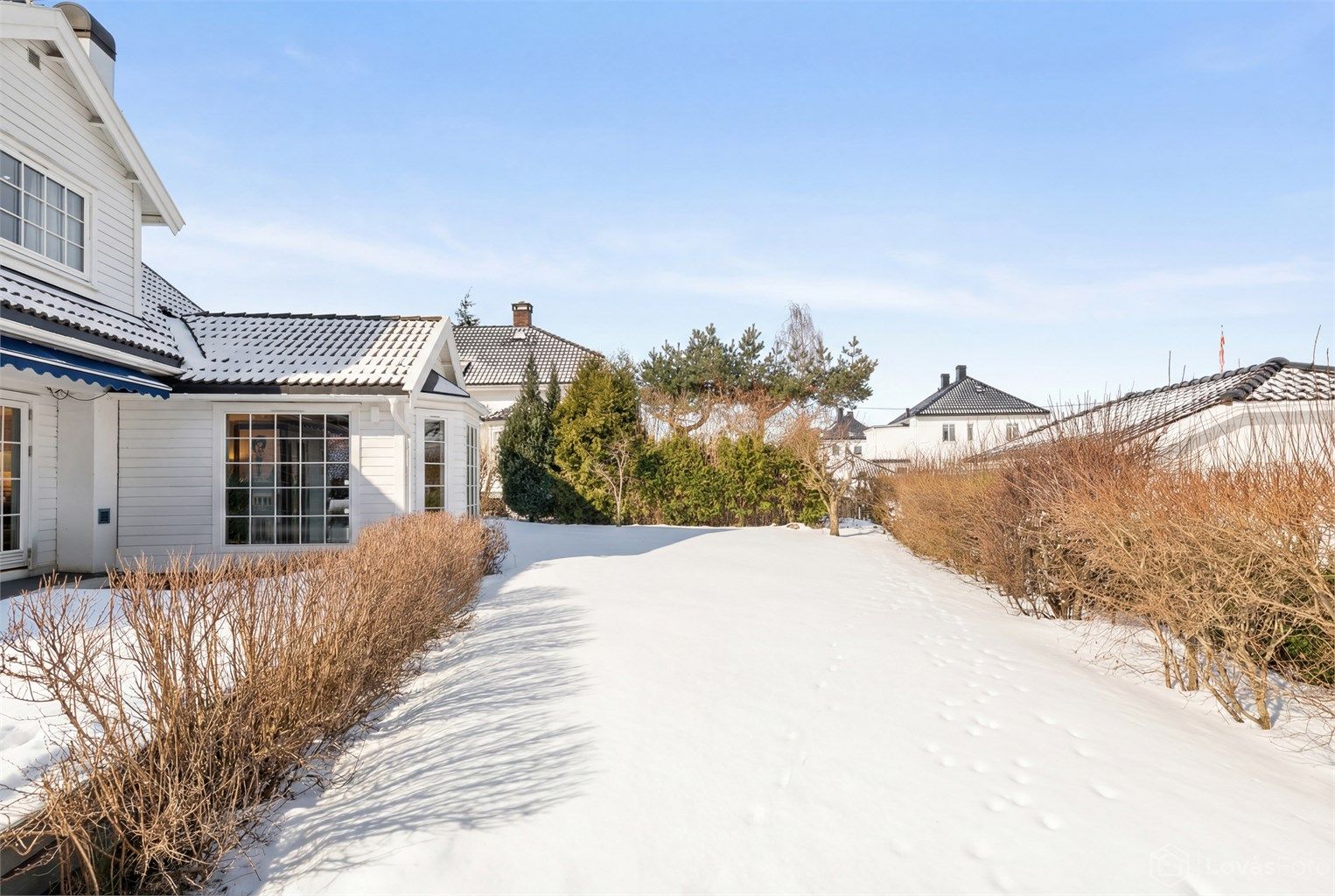 Hagen er tilbaketrukket og skjermet fra naboer med hekker og beplantning