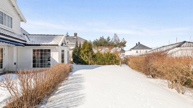 Hagen er tilbaketrukket og skjermet fra naboer med hekker og beplantning