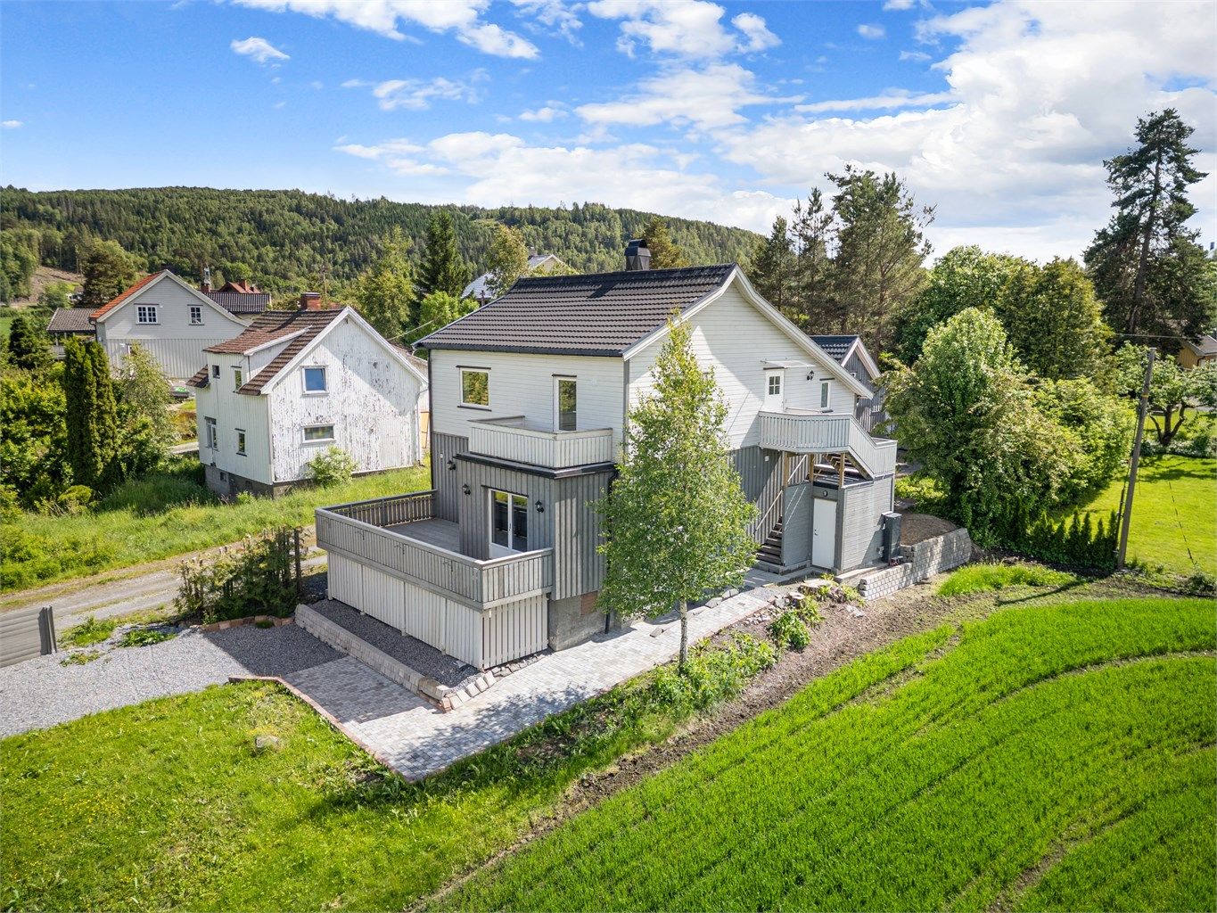 Fin gangvei med belegningsstein til utvendig trapp