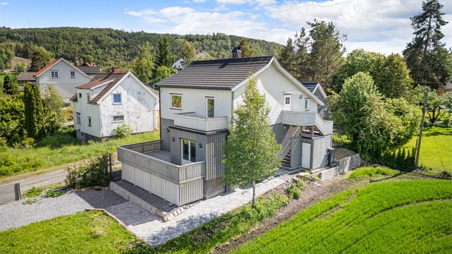 Fin gangvei med belegningsstein til utvendig trapp