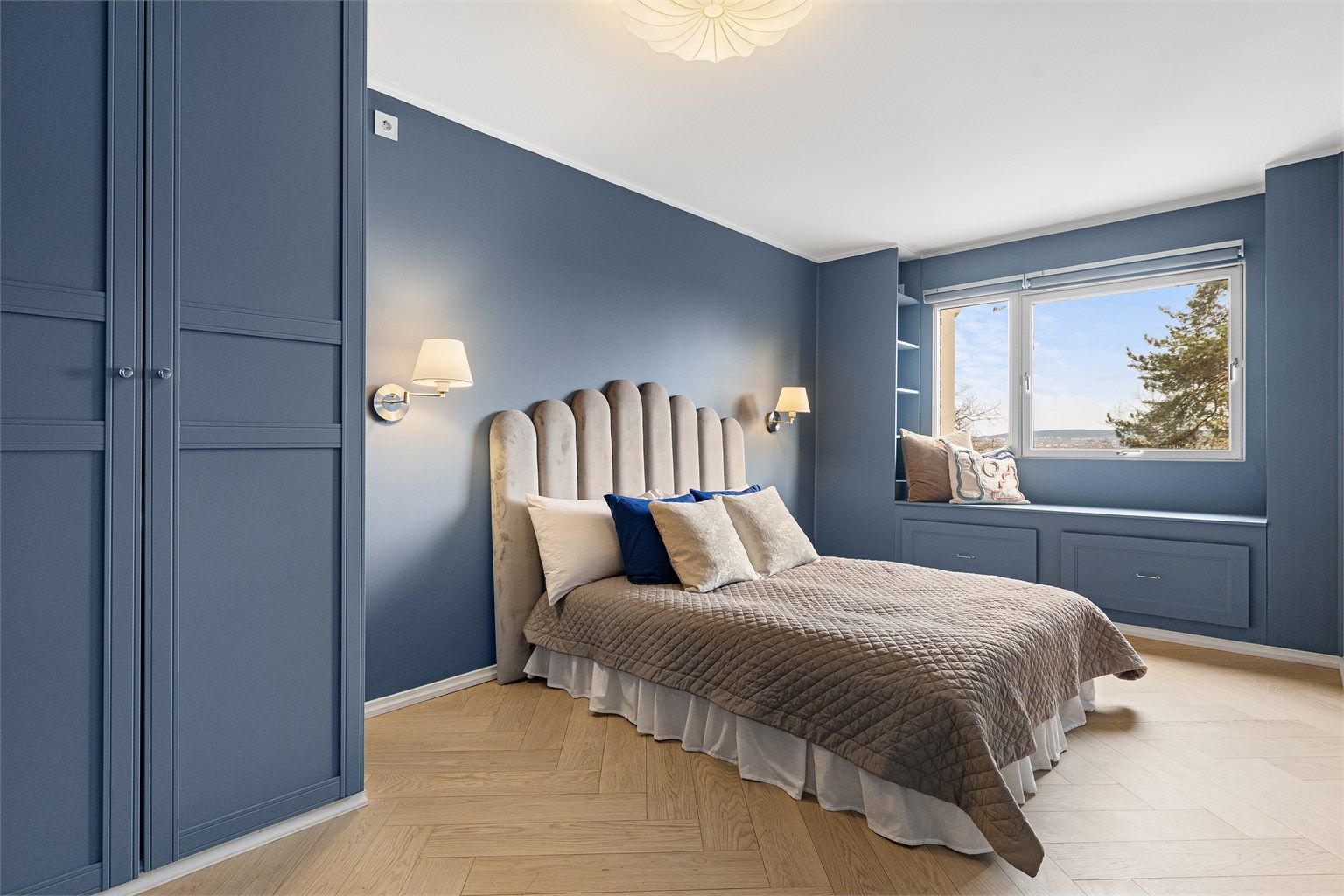 Hovedsoverommet er romslig, med plassbygde garderobeskap og en smart vindusbenk med ekstra oppbevaring.