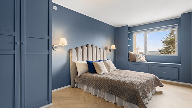 Hovedsoverommet er romslig, med plassbygde garderobeskap og en smart vindusbenk med ekstra oppbevaring.