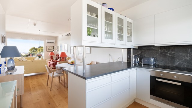 På kjøkkenet er det en naturlig plass til et par stoler ved kjøkkenøya som egner seg perfekt til frokost og raske måltider.