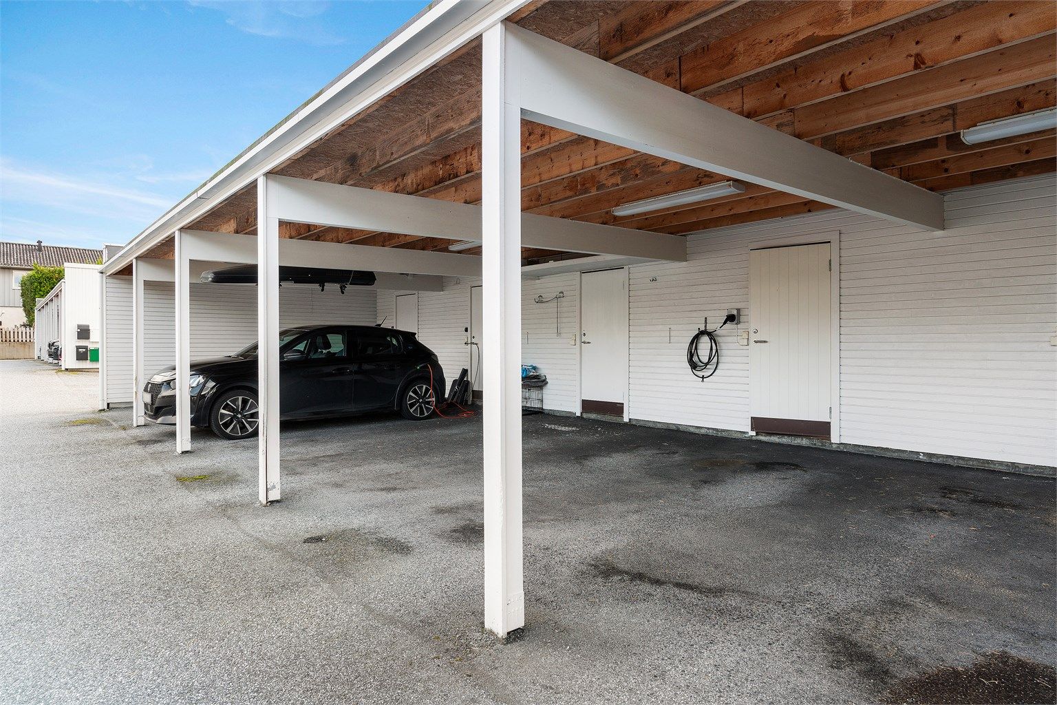 Det medfølger parkering i carport, samt en ekstern bod på 5 m².
