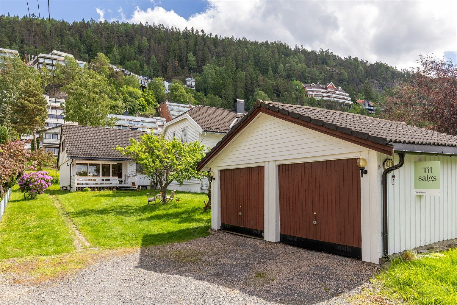 Eiendommen har en dobbel garasje og plass til parkering i innkjørselen. Garasjen er eldre og har fått TG3 iht. tilstandsrapporten. Foto_ Petter Tanum Larsen