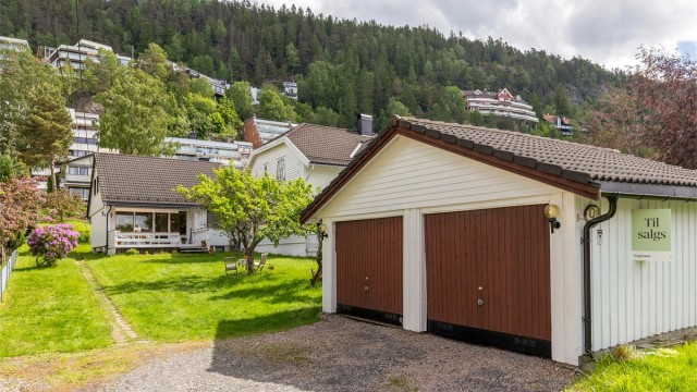 Eiendommen har en dobbel garasje og plass til parkering i innkjørselen. Garasjen er eldre og har fått TG3 iht. tilstandsrapporten. Foto_ Petter Tanum Larsen