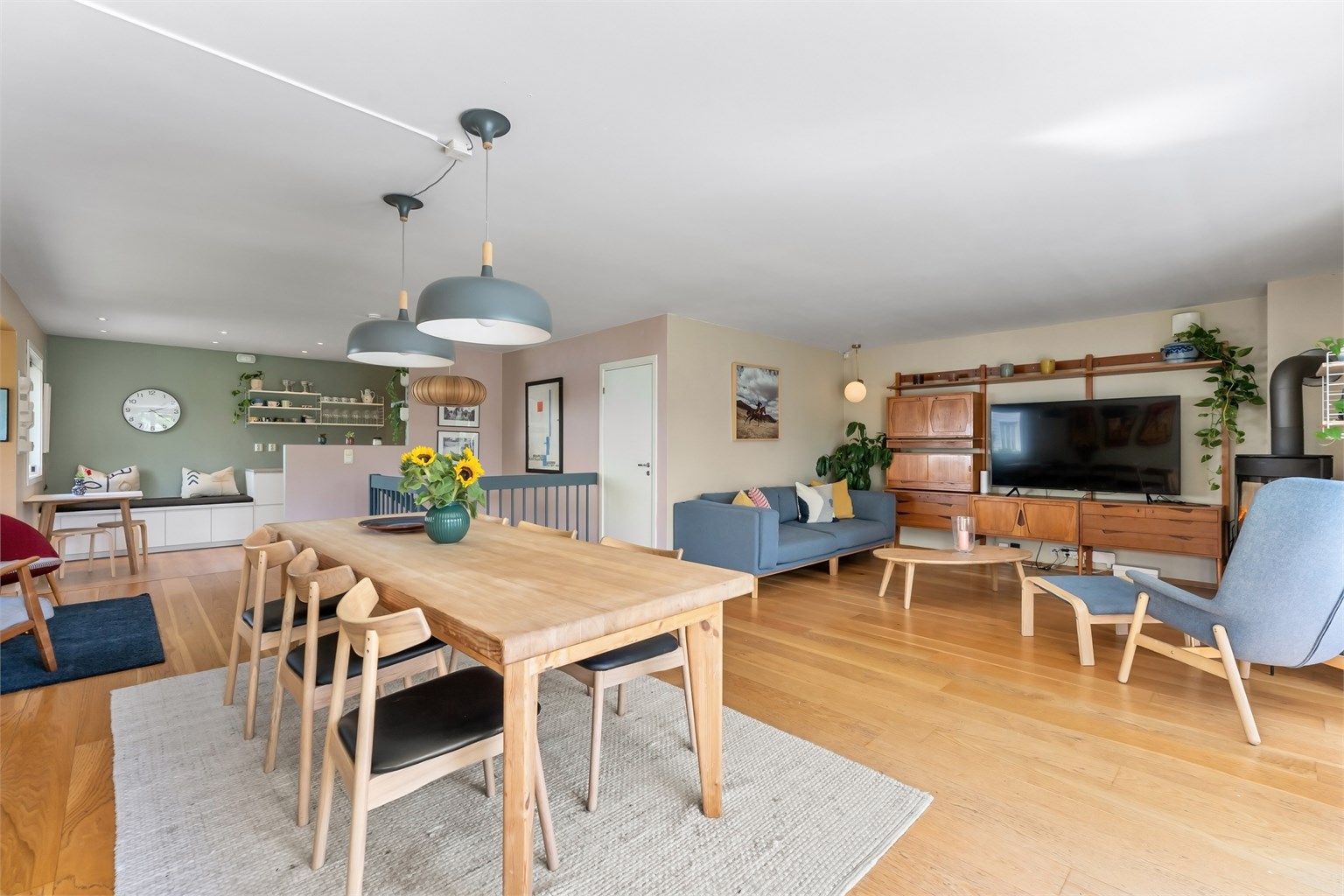 Boligen har en åpen og sosial planløsning med gjennomgående eikeparkett.
Foto: Zovenfra AS