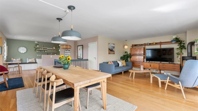 Boligen har en åpen og sosial planløsning med gjennomgående eikeparkett.
Foto: Zovenfra AS