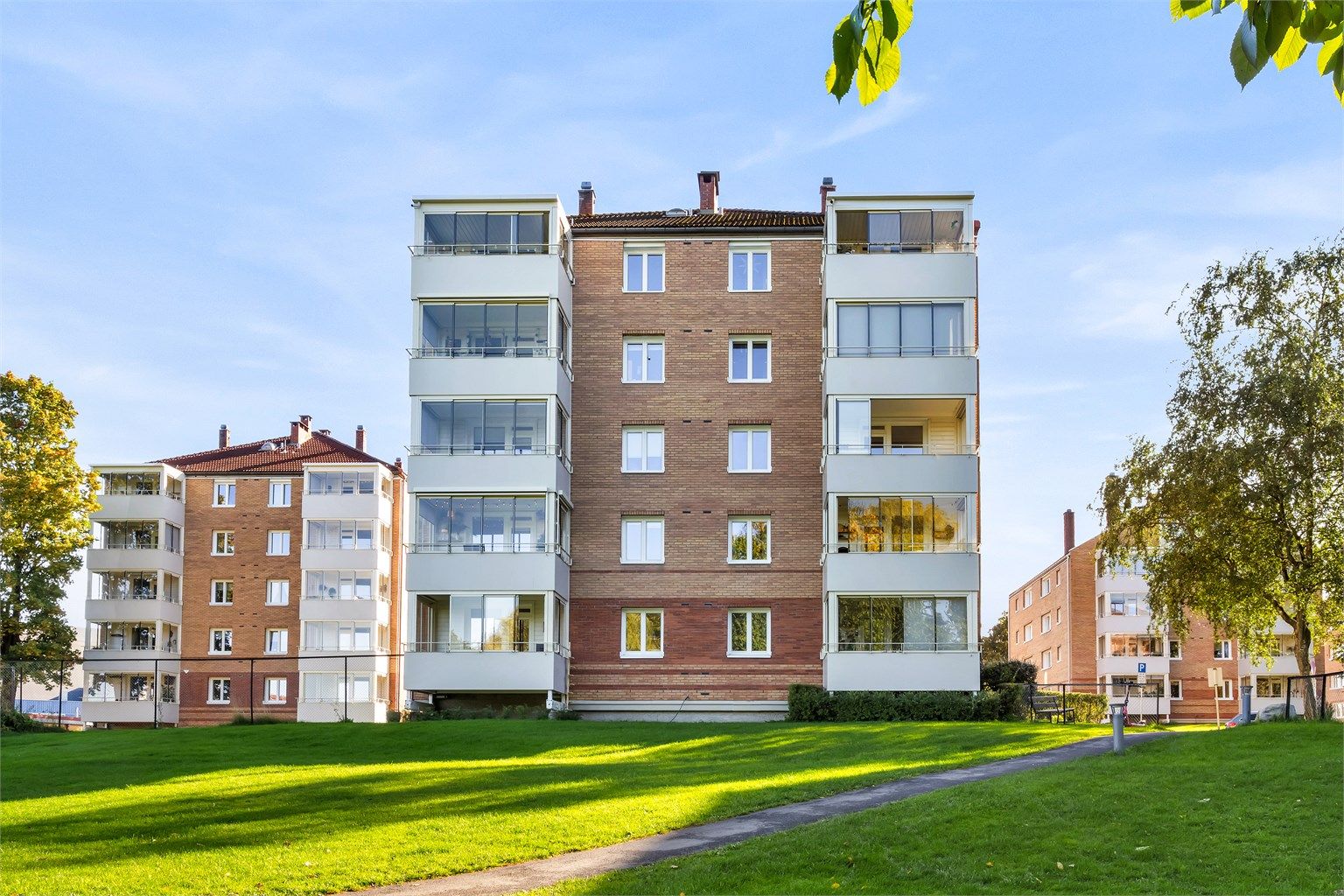 Grønne plener, luftige mellomrom mellom blokkene og innglassede balkonger preger Valle borettslag, et område som er kjent for sitt gode bomiljø.