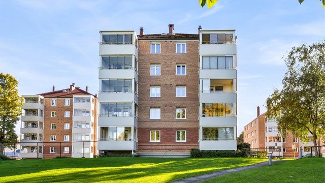 Grønne plener, luftige mellomrom mellom blokkene og innglassede balkonger preger Valle borettslag, et område som er kjent for sitt gode bomiljø.
