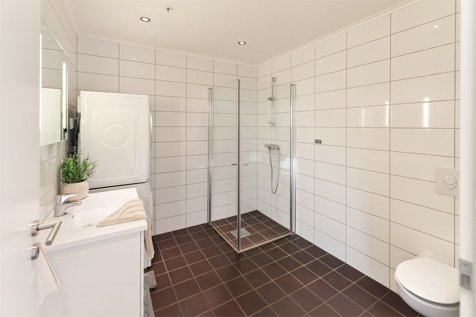 Badet er innredet med pene fliser