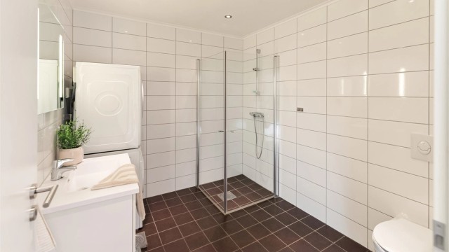 Badet er innredet med pene fliser