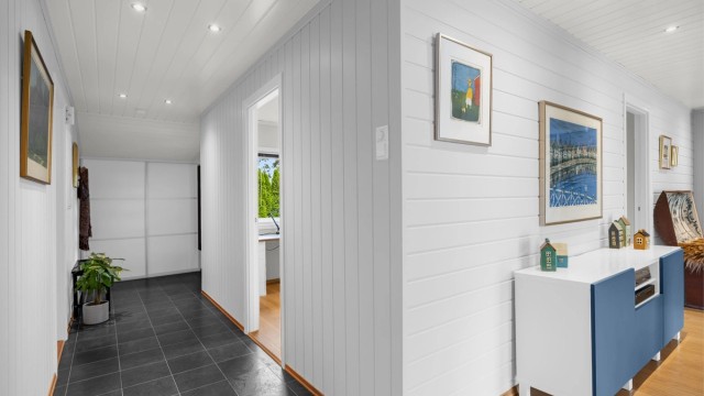 Gangen sett fra stuen - inngang til to soverom fra gangen