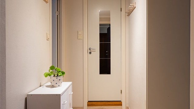 Praktisk entrè med plass til klesoppheng mm