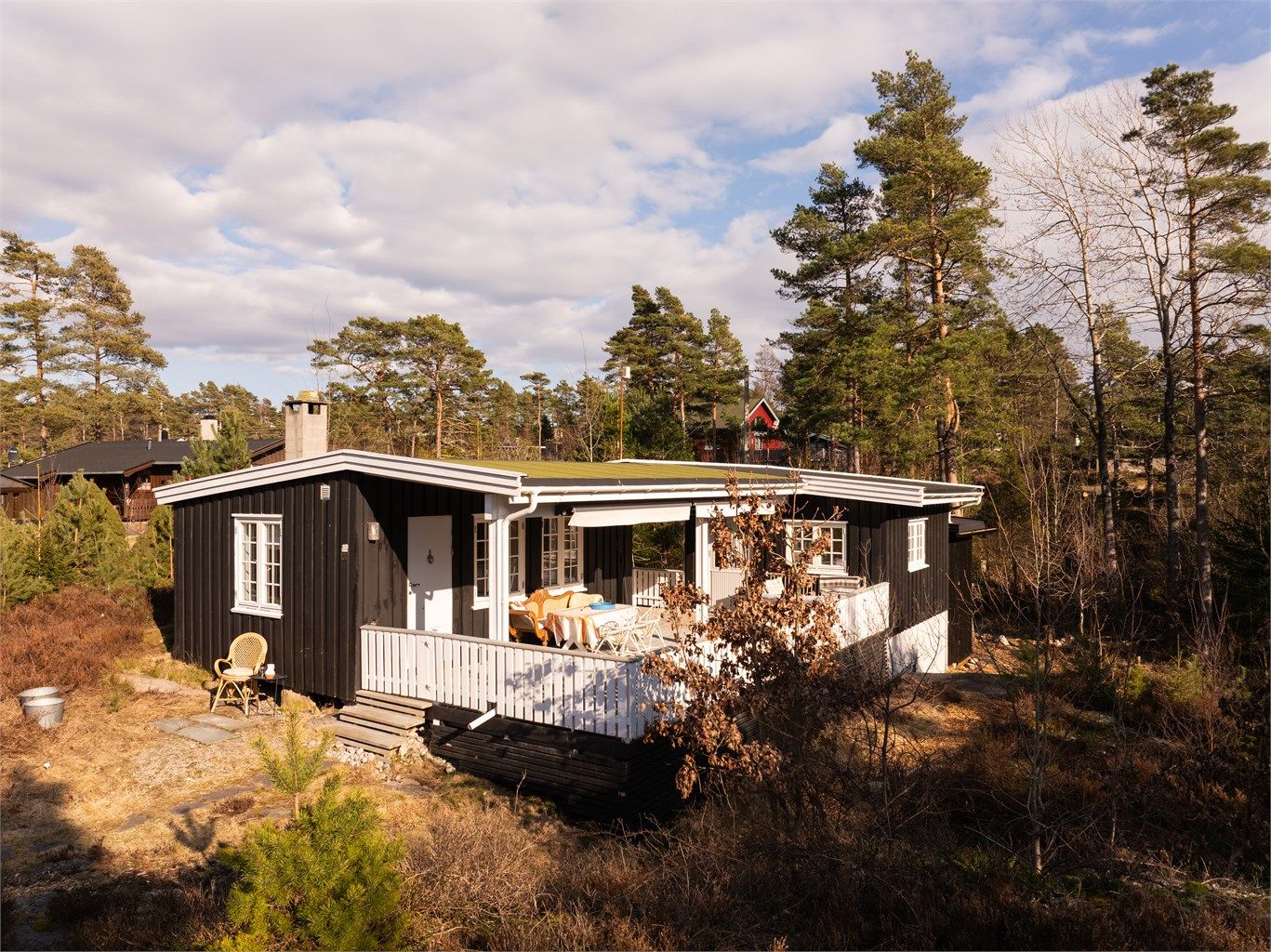 Hyttas hoveddel er opprinnelig fra 1960. Anneks med bad og et ekstra soverom ble oppført i 1990, bod bak annekset i 2025. Fotograf; Kristoffer Kristiansen.
