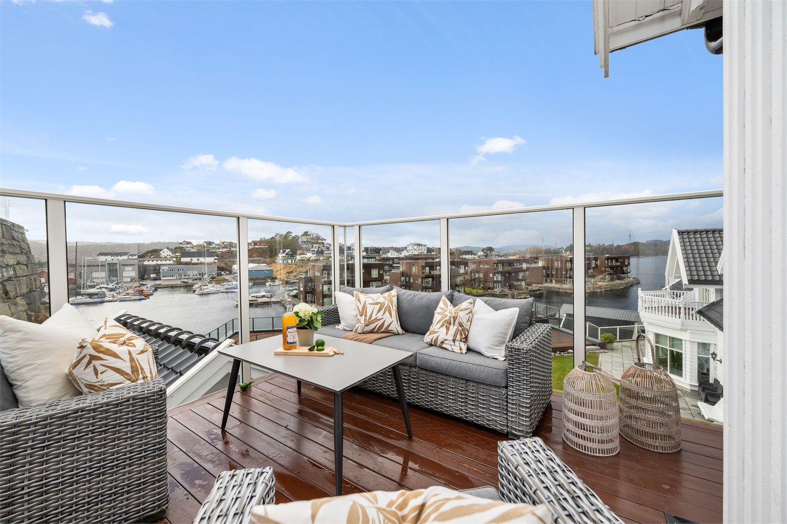 På vinteren er det noe begrenset med sol, men på sommerhalvåret er det sol på altan frem til ca. 23:00