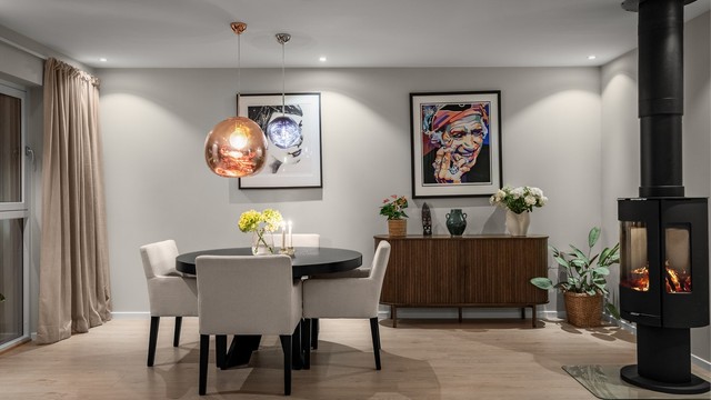 Spiseplassen har god plass til et rundt spisebord og ligger i nær tilknytning til peisovnen.