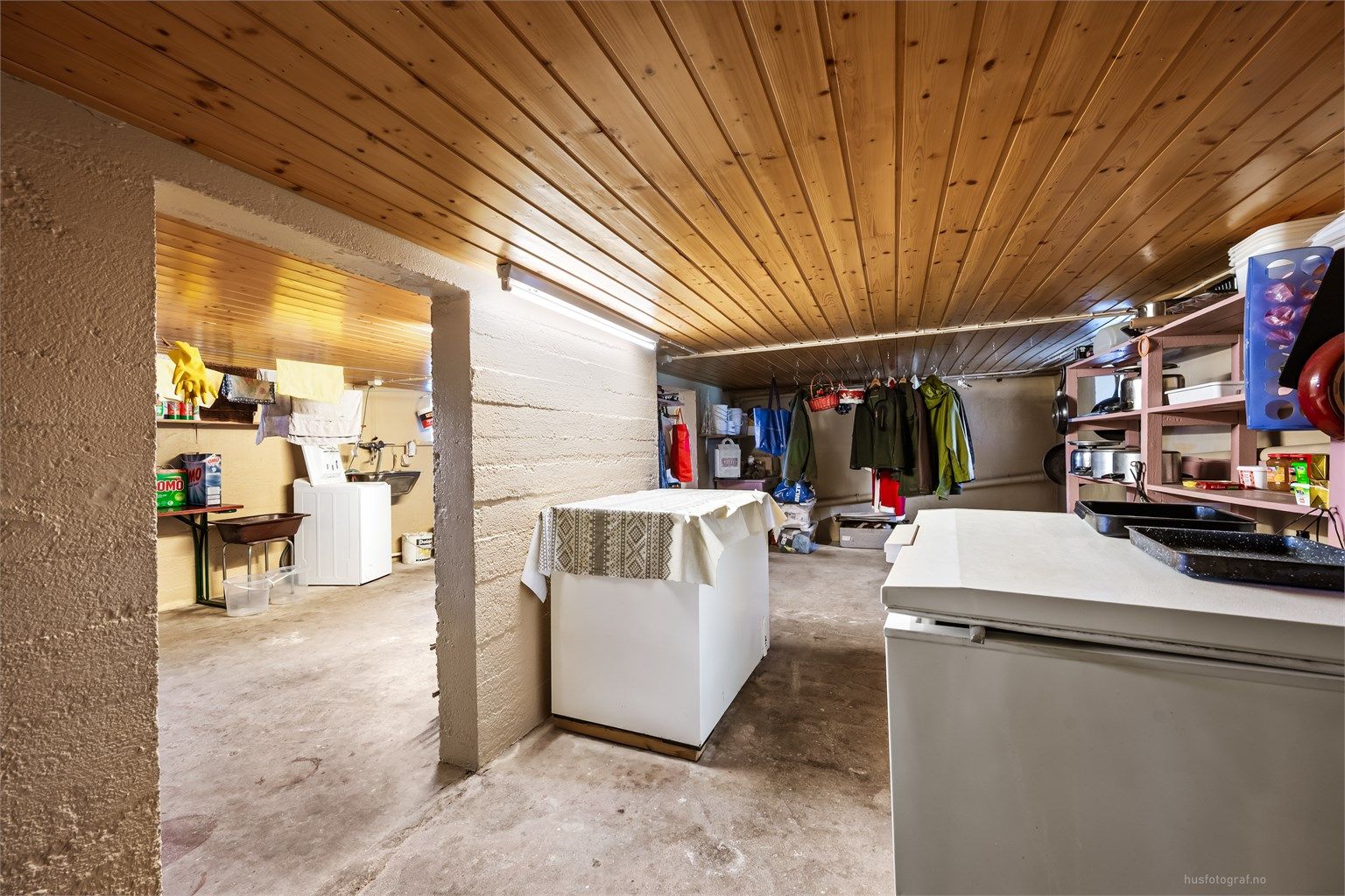 I det ene kjellerrommet er det opplegg for vaskemaskin og en praktisk utslagsvask.