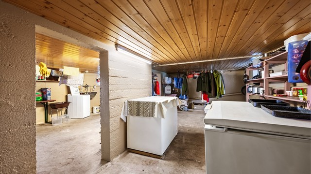 I det ene kjellerrommet er det opplegg for vaskemaskin og en praktisk utslagsvask.