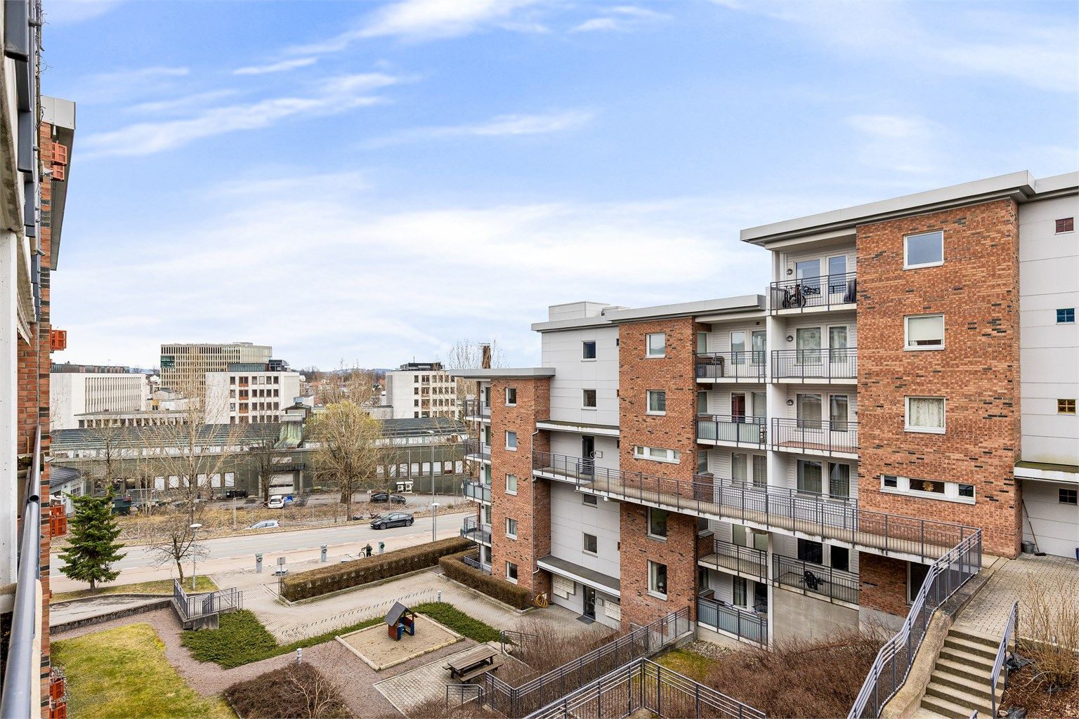 Utsyn fra balkongen. Leiligheten ligger sentralt og fint til i forhold til kollektivtransport, Rikshospitalet, Ullevål stadion og Universitetet i Oslo.