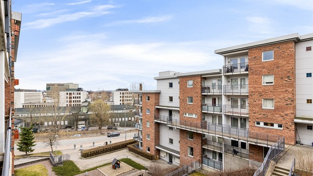 Utsyn fra balkongen. Leiligheten ligger sentralt og fint til i forhold til kollektivtransport, Rikshospitalet, Ullevål stadion og Universitetet i Oslo.