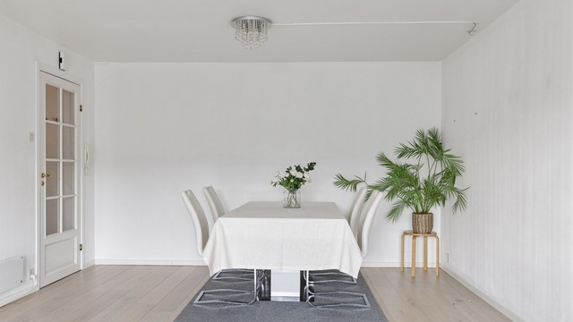 Her er det gode muligheter for å ha et stort spisebord med plass til hele familien