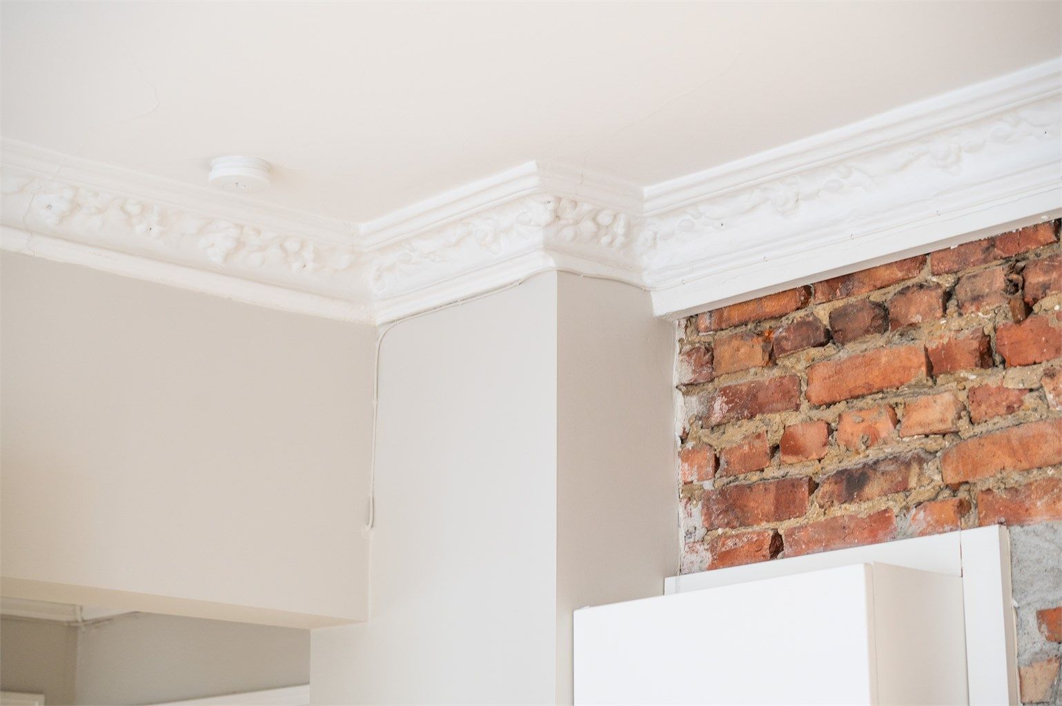 Den originale stukkaturen i himlingen er bevart og gir leiligheten et klassisk særpreg.