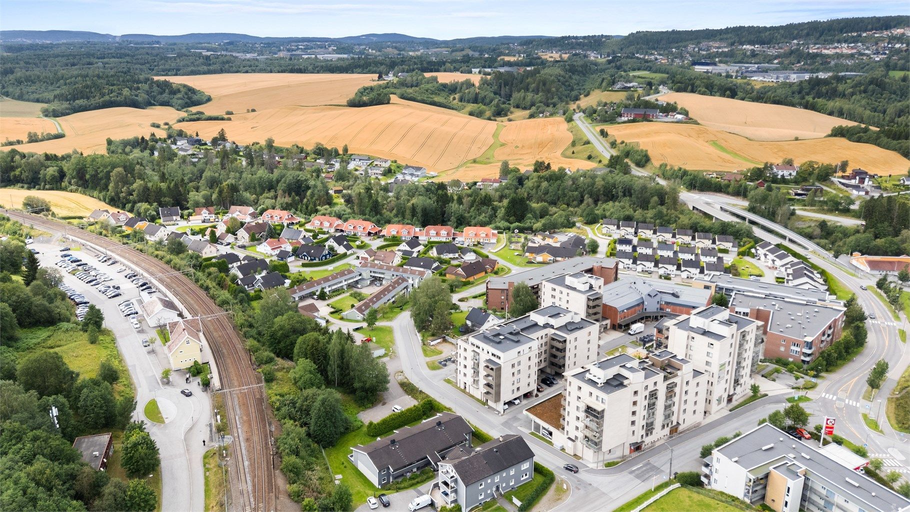 Området byr på gode muligheter for en aktiv livsstil. Frognerhallen og Frogner idrettspark ligger i gangavstand og tilbyr et variert utvalg av trenings- og aktivitetstilbud. Et bredere spekter av servicetilbud. 