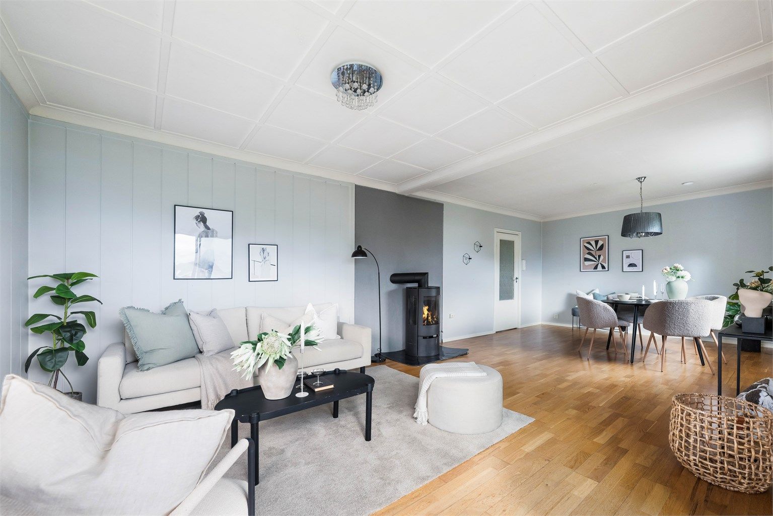 Stuen er romslig og gir god plass til både sofagruppe og spisebord.