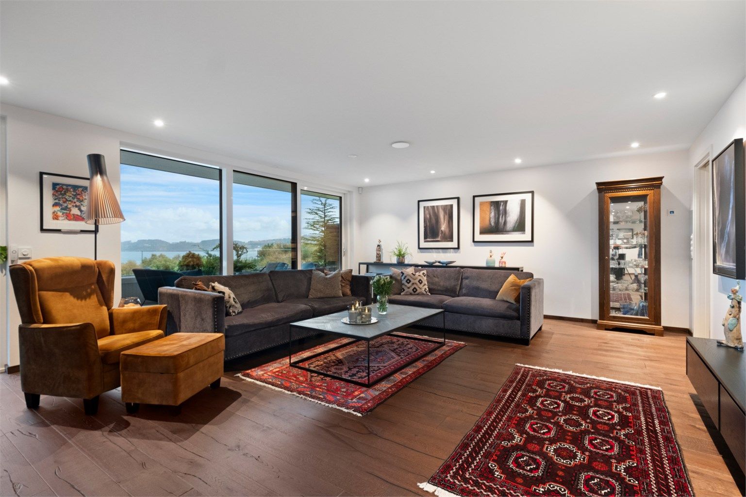 Deler av stuen som har god plass til flere soner og sitteplasser