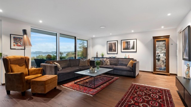 Deler av stuen som har god plass til flere soner og sitteplasser