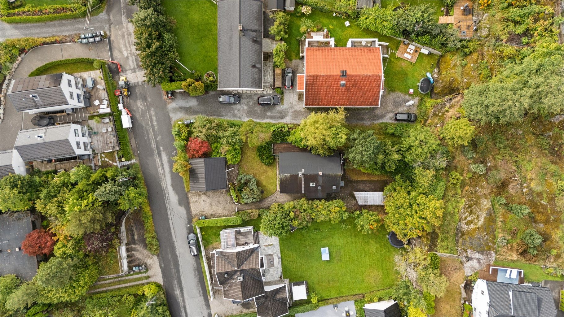 Boligen ligger i et rolig og barnevennlig område, skjermet for trafikk, med kort gangavstand til skoler, kollektivtransport og servicetilbud på Sæter.