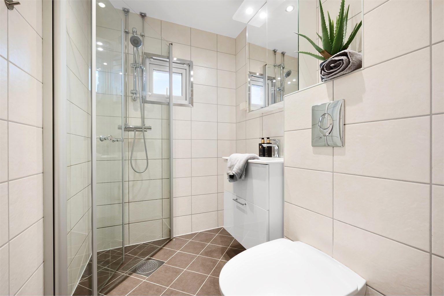 Stilrent bad, rehabilitert i regi av borettslaget i 2010. Ny innredning satt inn ifm. salget. Varmtvann er inkludert i boligens felleskostnader.