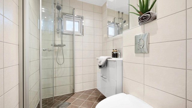 Stilrent bad, rehabilitert i regi av borettslaget i 2010. Ny innredning satt inn ifm. salget. Varmtvann er inkludert i boligens felleskostnader.