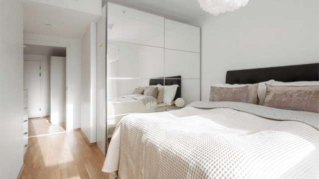 Hovedsoverom med plass til dobbeltseng og garderobeskap som medfølger handelen.