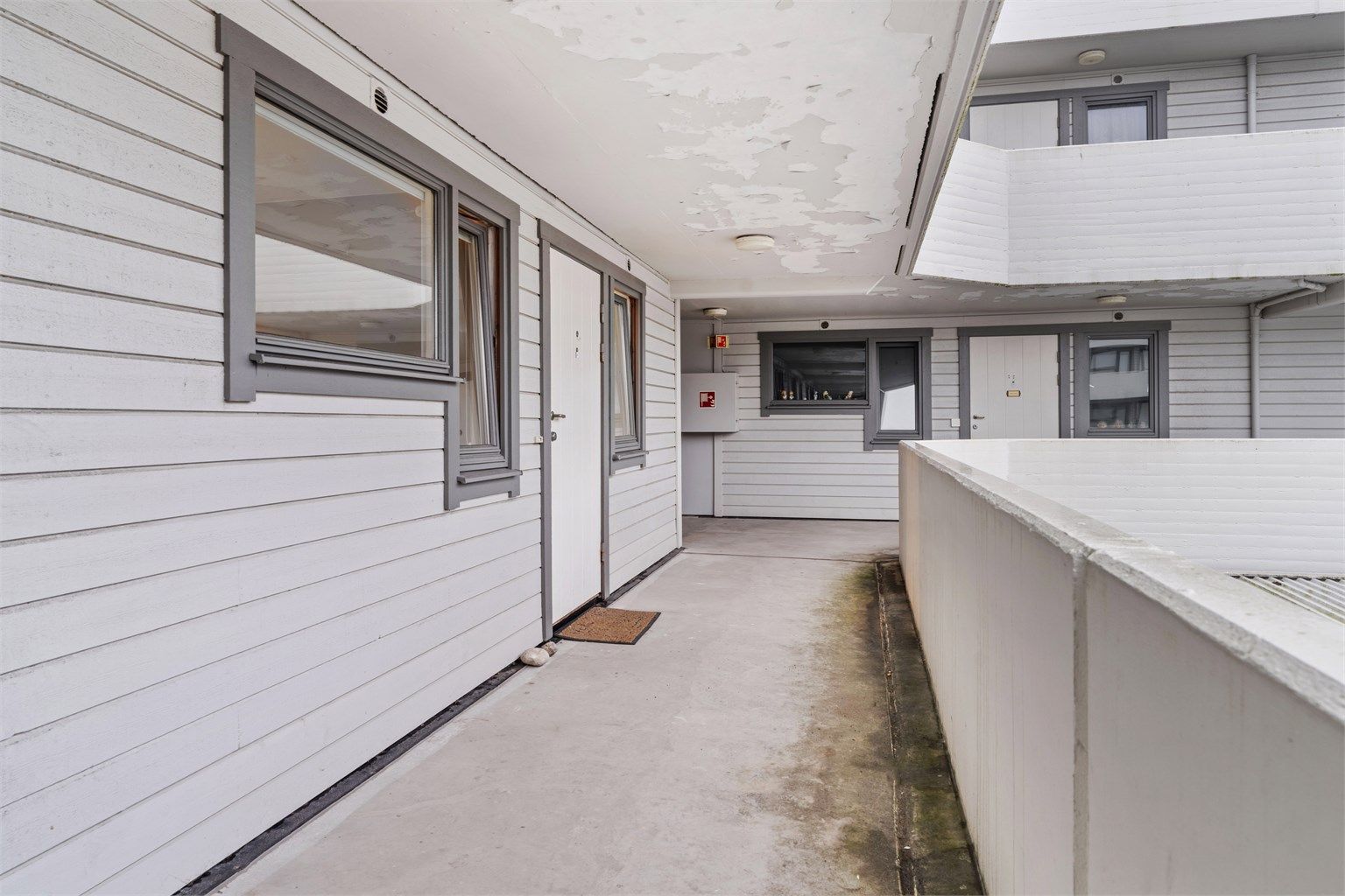 Leiligheten har enkel adkomst via svalgang og heis i bygget.