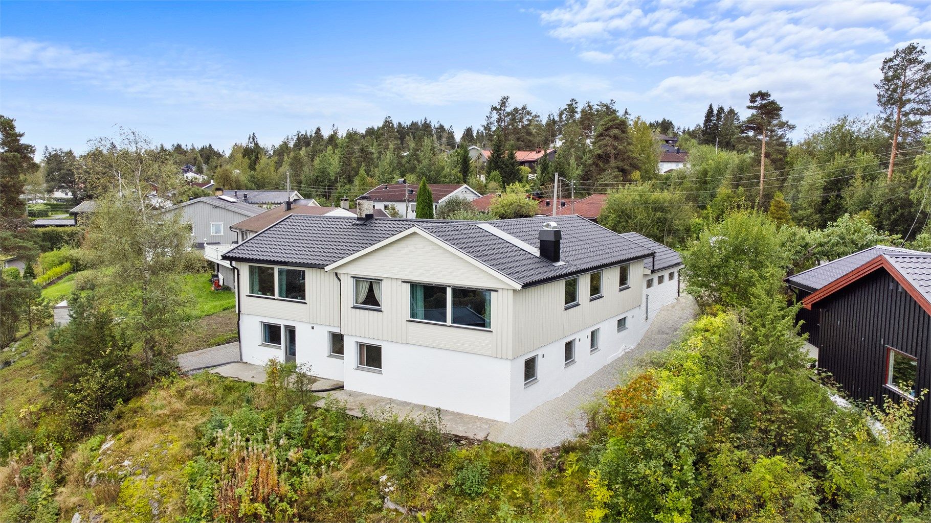 Boligen har gode tomteforhold.