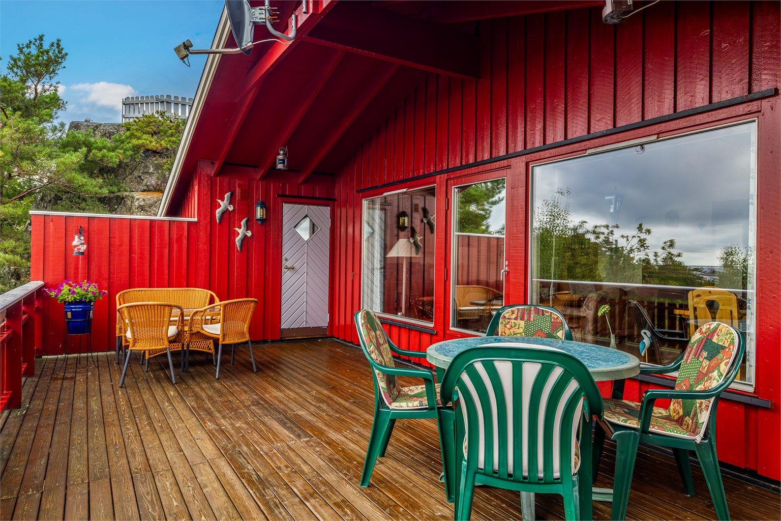 Terrasse er delvis overbygget og har god plass til flere sittegrupper.