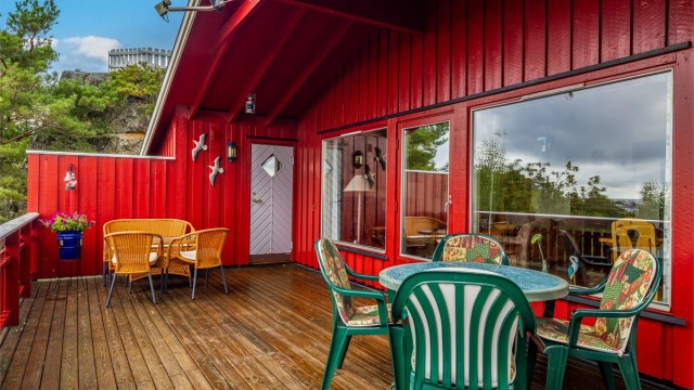 Terrasse er delvis overbygget og har god plass til flere sittegrupper.