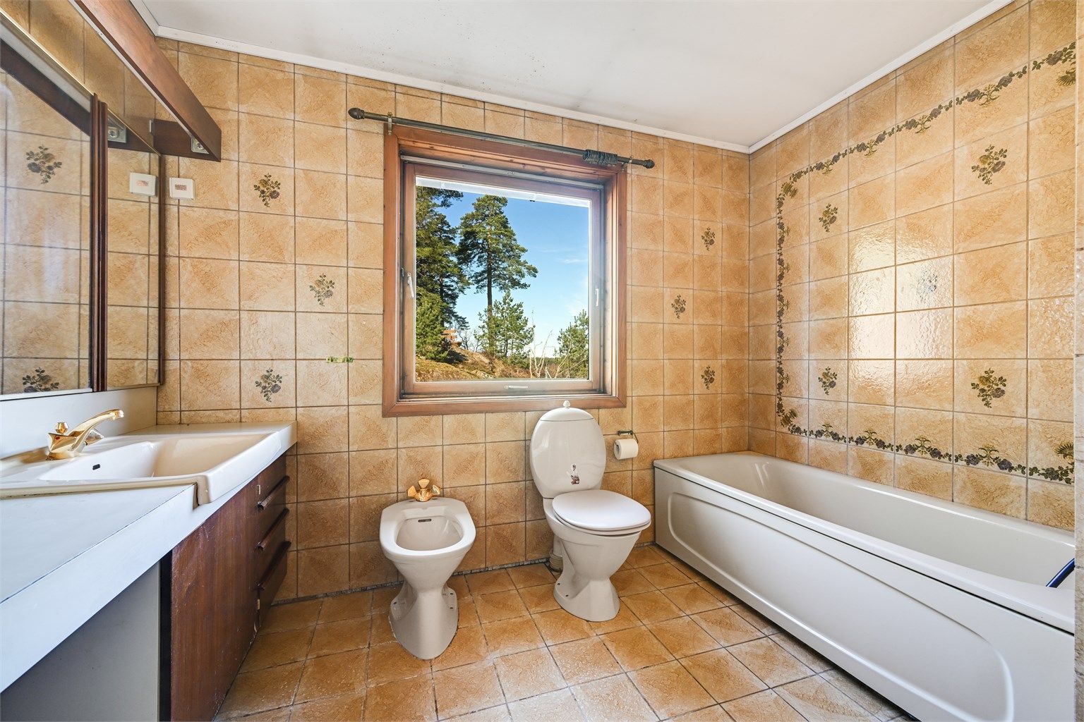 Badet i hovedetasjen er utstyrt med badekar, toalett, bide og en dobbel servantinnredning.