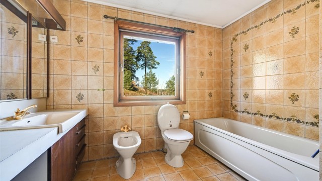 Badet i hovedetasjen er utstyrt med badekar, toalett, bide og en dobbel servantinnredning.