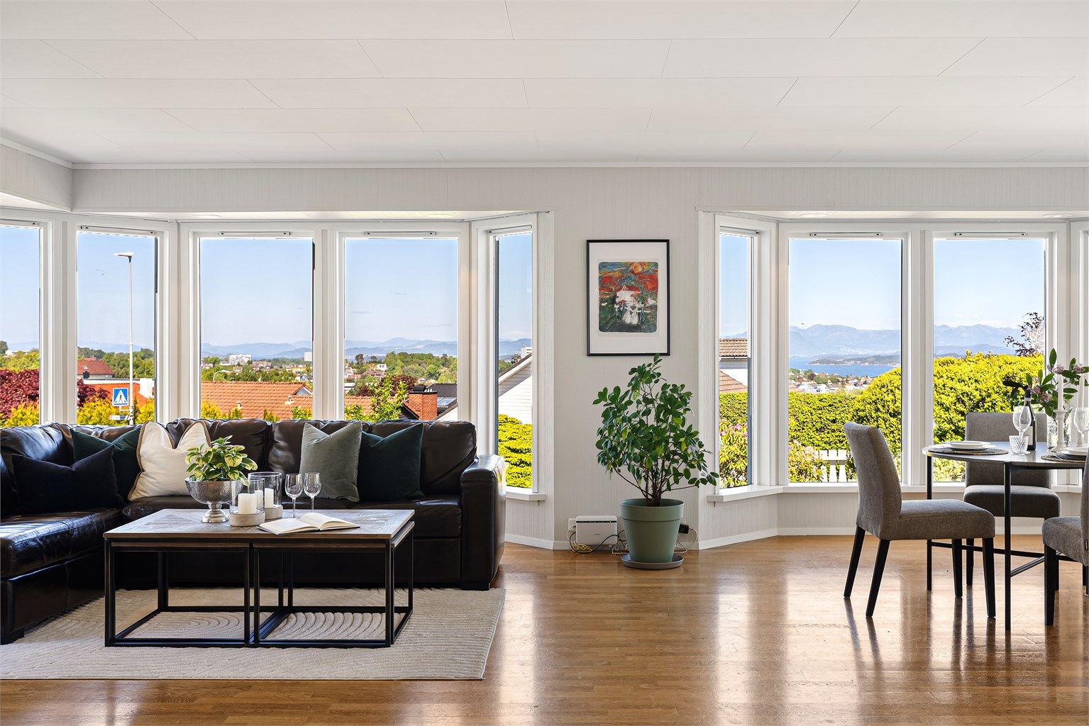 Stue nordlige del: 
God plass til å ha både salong og spisebord.