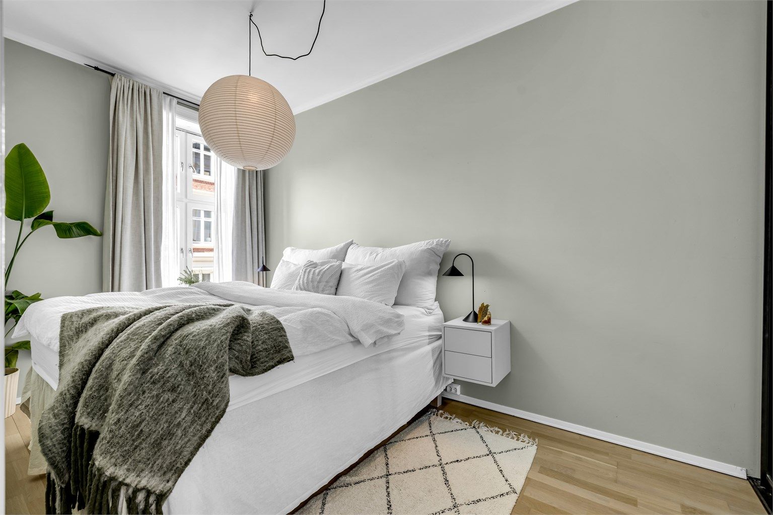 Stort og romslig soverom med god plass til dobbeltseng, nattbord på hver side.