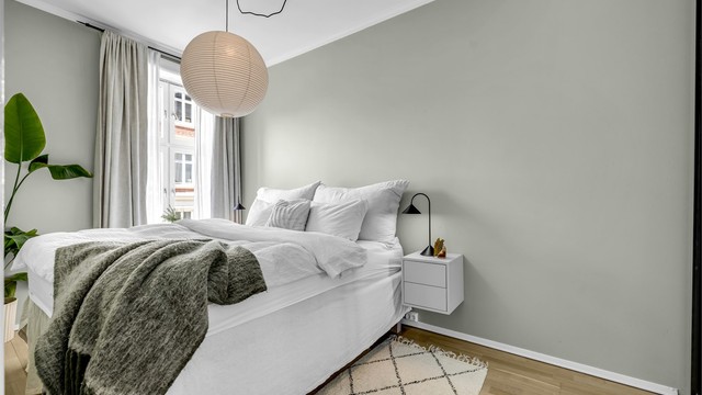 Stort og romslig soverom med god plass til dobbeltseng, nattbord på hver side.