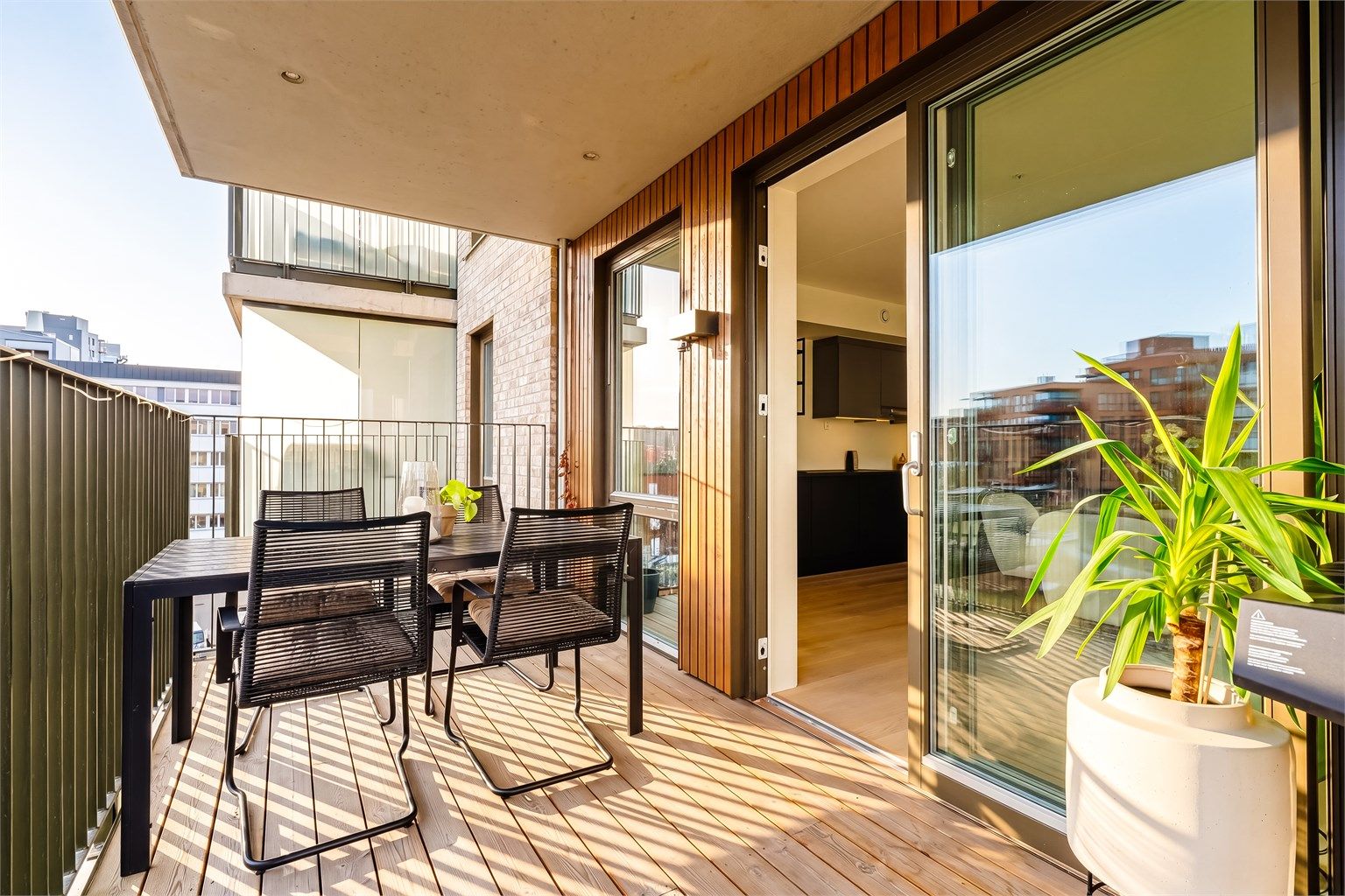 Boligen ligger i 5. etasje og består av 3 soverom, 2 bad, entré, mellomgang, stor stue, åpen kjøkkenløsning og 2 hyggelige balkonger. 