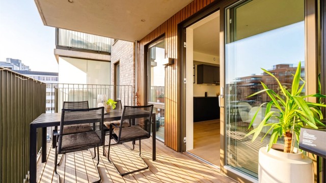 Boligen ligger i 5. etasje og består av 3 soverom, 2 bad, entré, mellomgang, stor stue, åpen kjøkkenløsning og 2 hyggelige balkonger.