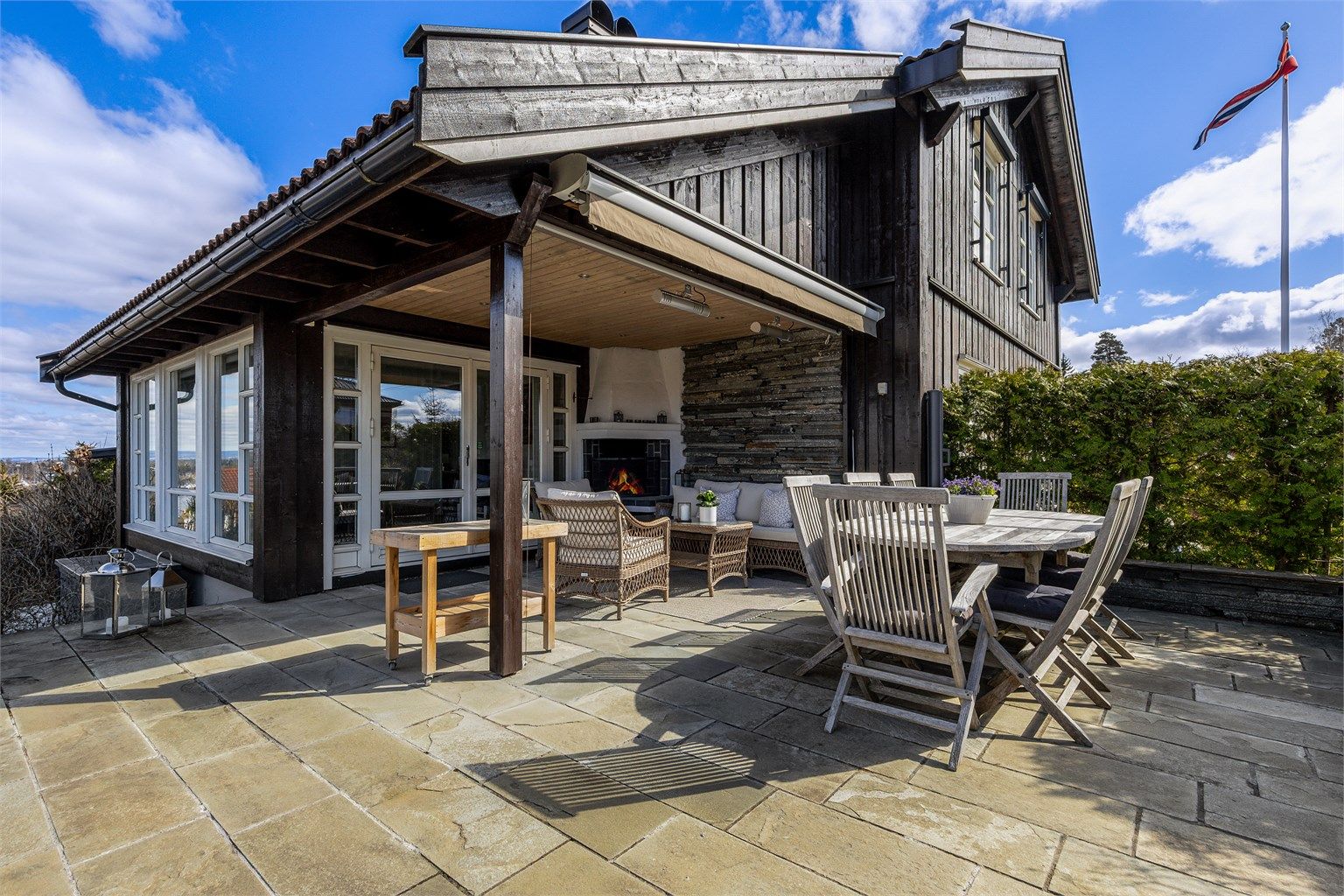 Fra vinterhagen kommer man ut til en flott uteplass med peis.