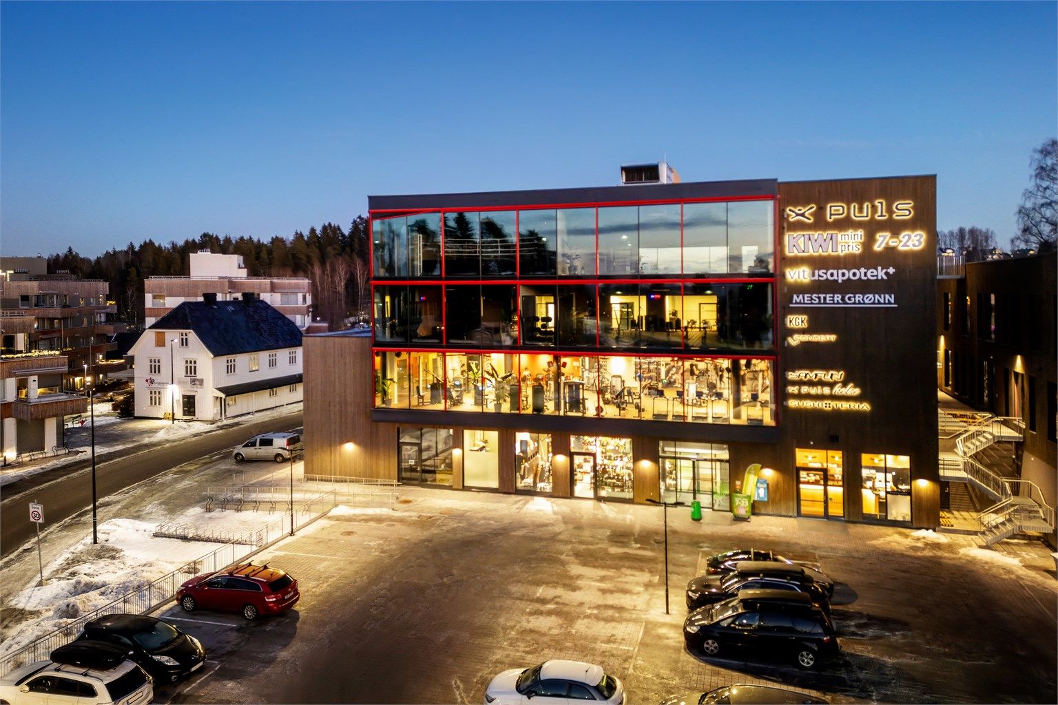 Nyere nærsenter i kort gangavstand fra boligen. Her finner du bl.a. frisør, apotek, moderne treningssenter, blomsterbutikk og sushirestaurant